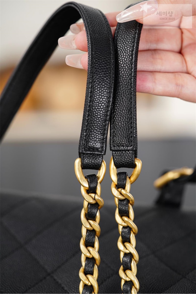 C H A N E L 샤넬 25 미디엄 백팩 골드 메탈 블랙 캐비어 블랙 Bag 13번 이미지