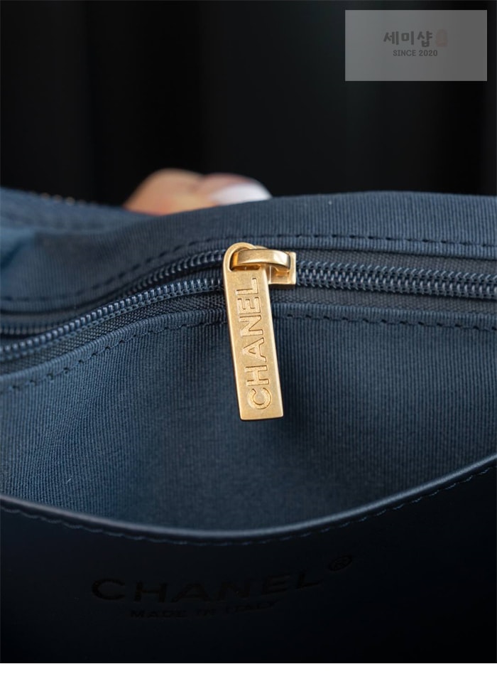 C H A N E L 샤넬 25c 맥시 호보백 진네이비 Bag 16번 이미지