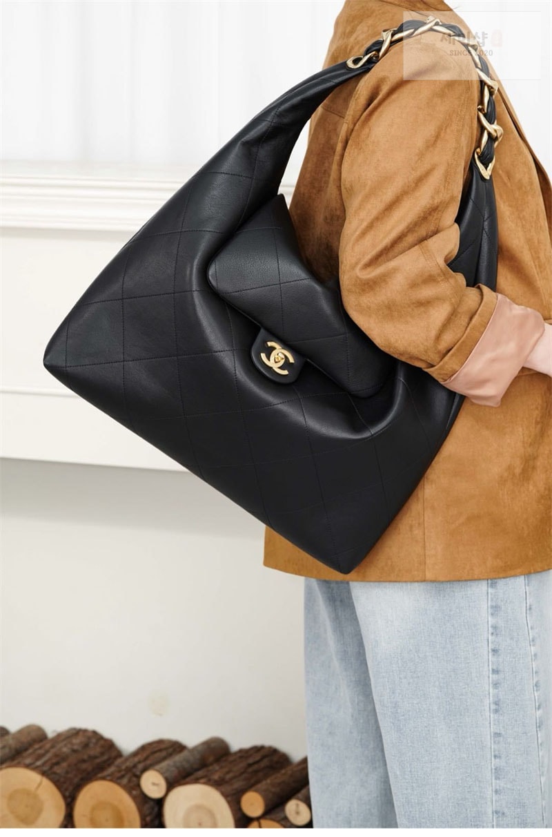 C H A N E L 샤넬 25k 맥시 호보 백 골드 메탈 블랙 블랙 Bag 2번 이미지