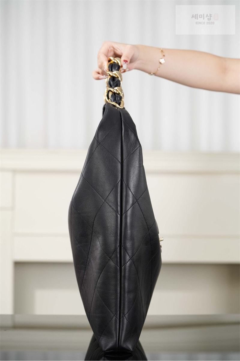 C H A N E L 샤넬 25k 맥시 호보 백 골드 메탈 블랙 블랙 Bag 4번 이미지