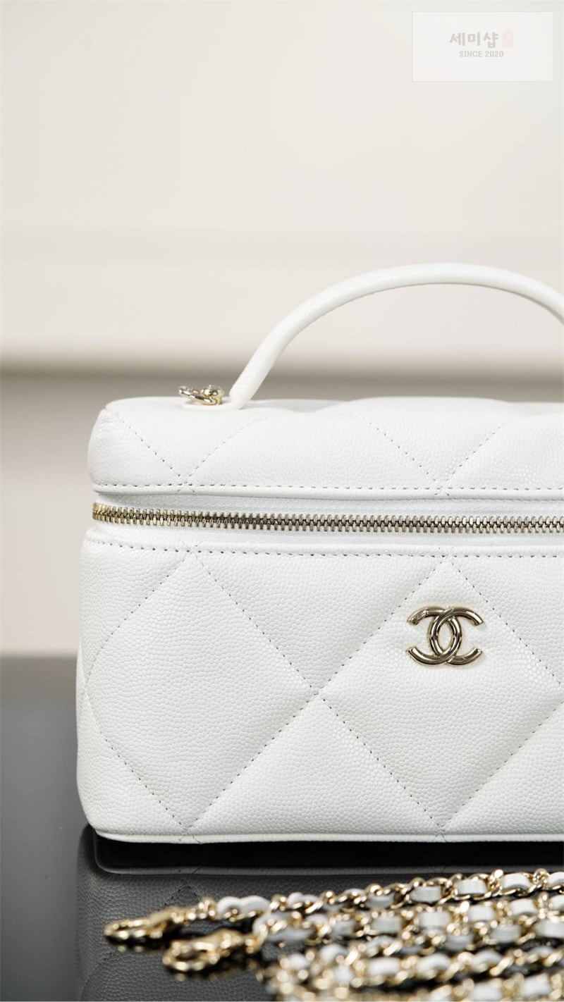 C H A N E L 샤넬 25k 직사각 베니티 케이스 캐비어 골드 메탈 화이트 화이트 Bag 18번 이미지