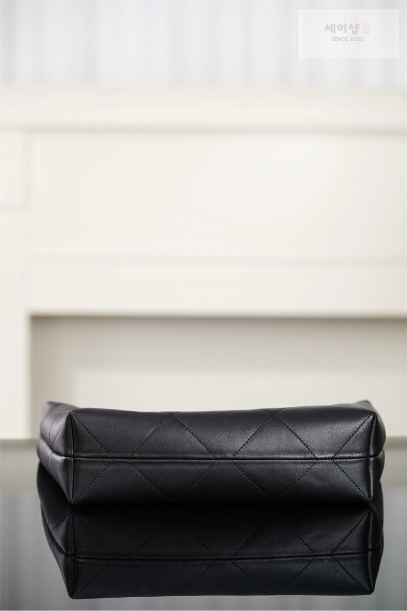 C H A N E L 샤넬 25k 호보백 블랙 골드 메탈 블랙 Bag 16번 이미지