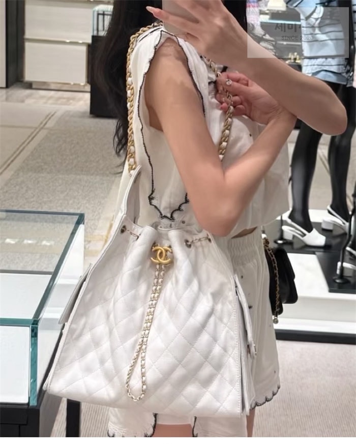 C H A N E L 샤넬 25s 골드 메탈 미디엄 호보 백 화이트 Bag 1번 이미지