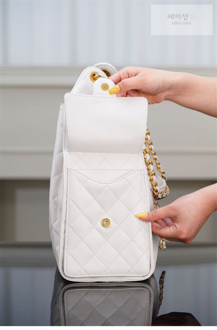 C H A N E L 샤넬 25s 골드 메탈 미디엄 호보 백 화이트 Bag 14번 이미지