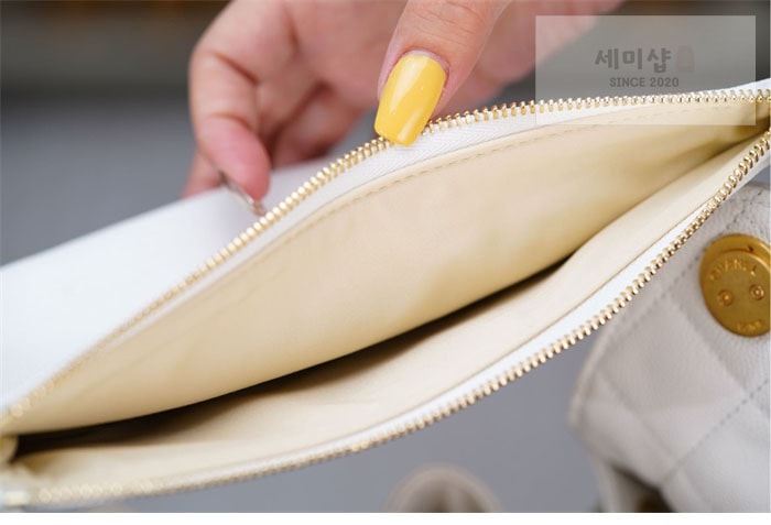 C H A N E L 샤넬 25s 골드 메탈 미디엄 호보 백 화이트 Bag 18번 이미지