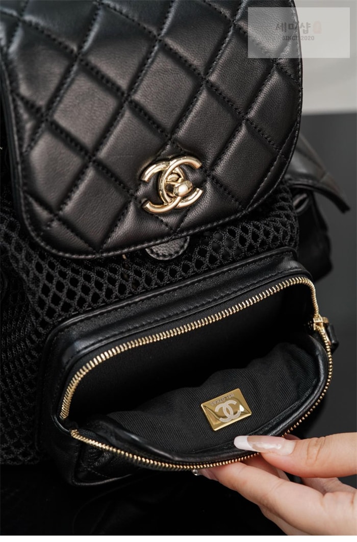 C H A N E L 샤넬 25ss 메쉬 샤이니 램스킨 골드 메탈 백팩 블랙 Bag 3번 이미지