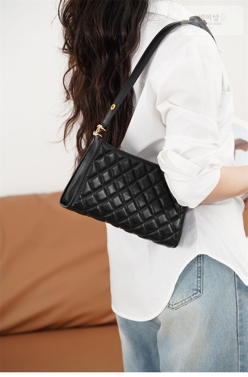 샤넬 샤넬 26X 홀리데이 퀼팅 크리스마스 에디션 호보백 블랙 Bag 6번 이미지