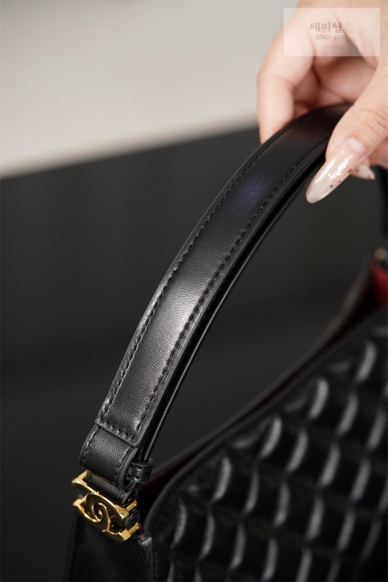 샤넬 샤넬 26X 홀리데이 퀼팅 크리스마스 에디션 호보백 블랙 Bag 3번 이미지