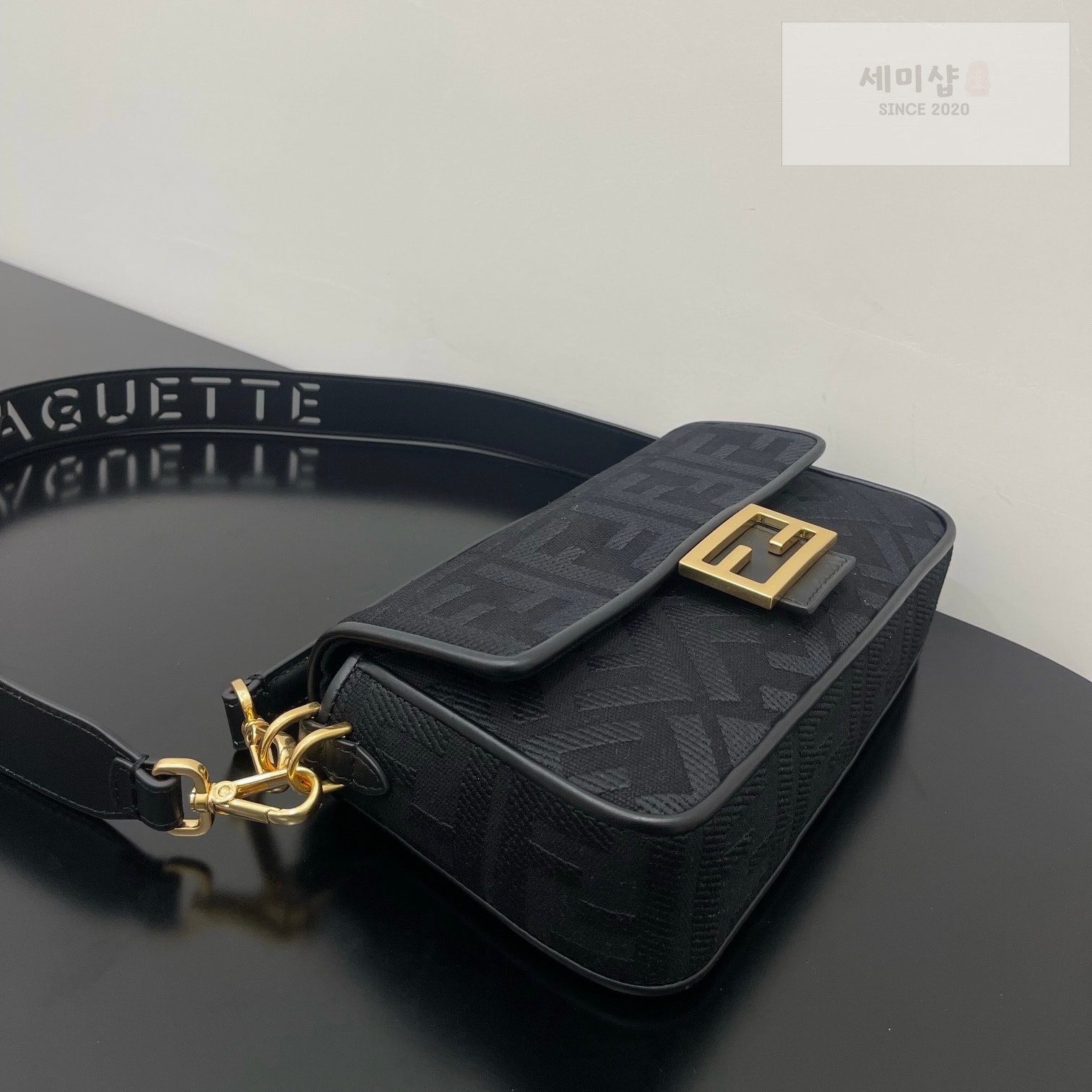 펜디 펜디 미디움 바게뜨 FF 3D 엠보스드 블랙 자카드 패브릭 Bag 3번 이미지