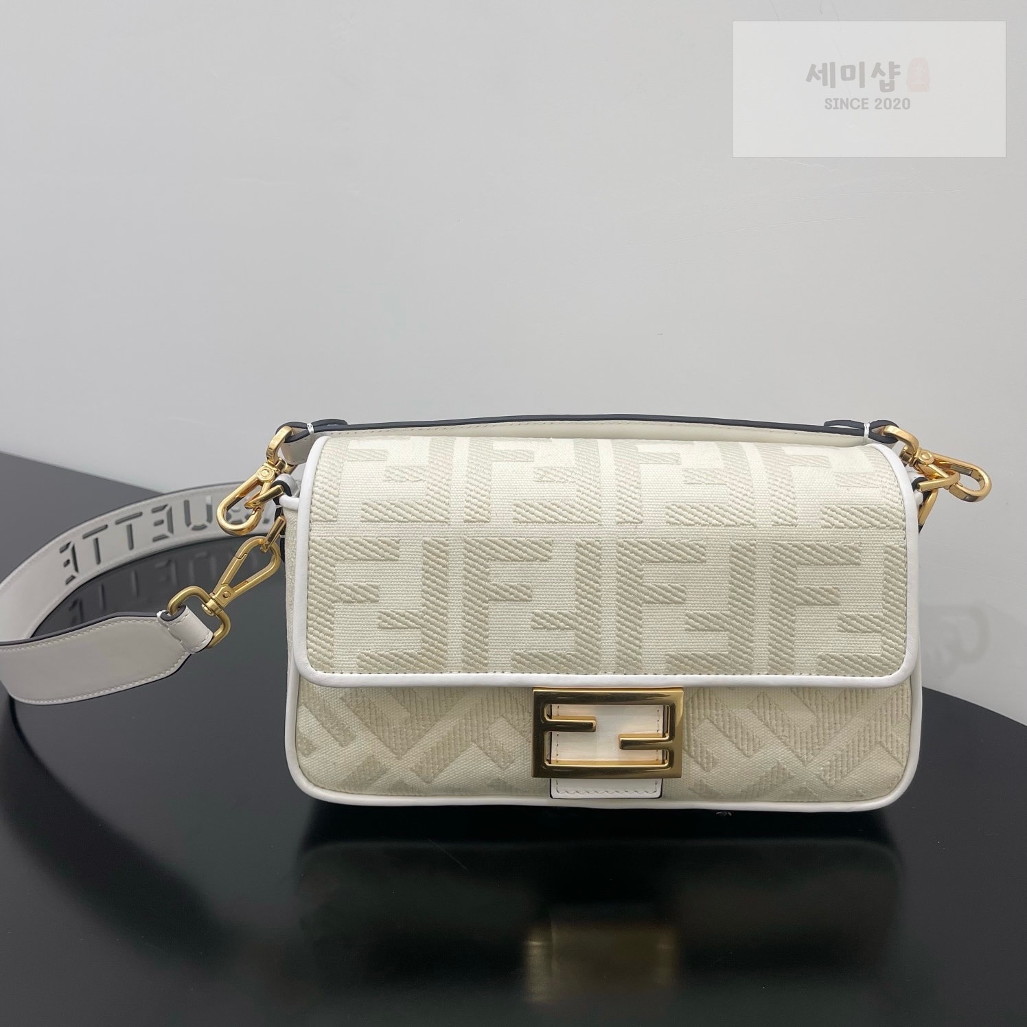 펜디 펜디 미디움 바게뜨 FF 3D 엠보스드 화이트 자카드 패브릭 Bag 1번 이미지