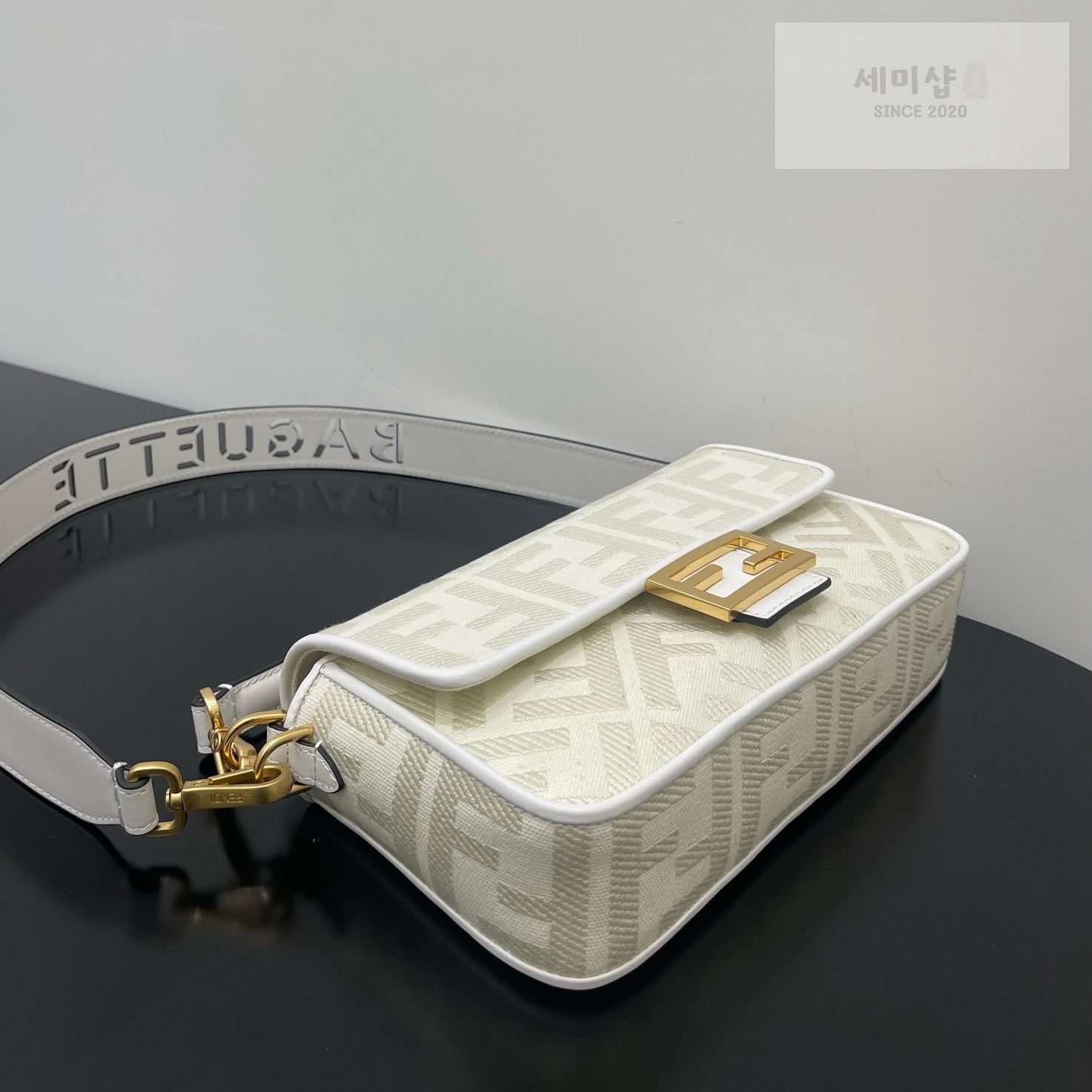 펜디 펜디 미디움 바게뜨 FF 3D 엠보스드 화이트 자카드 패브릭 Bag 3번 이미지