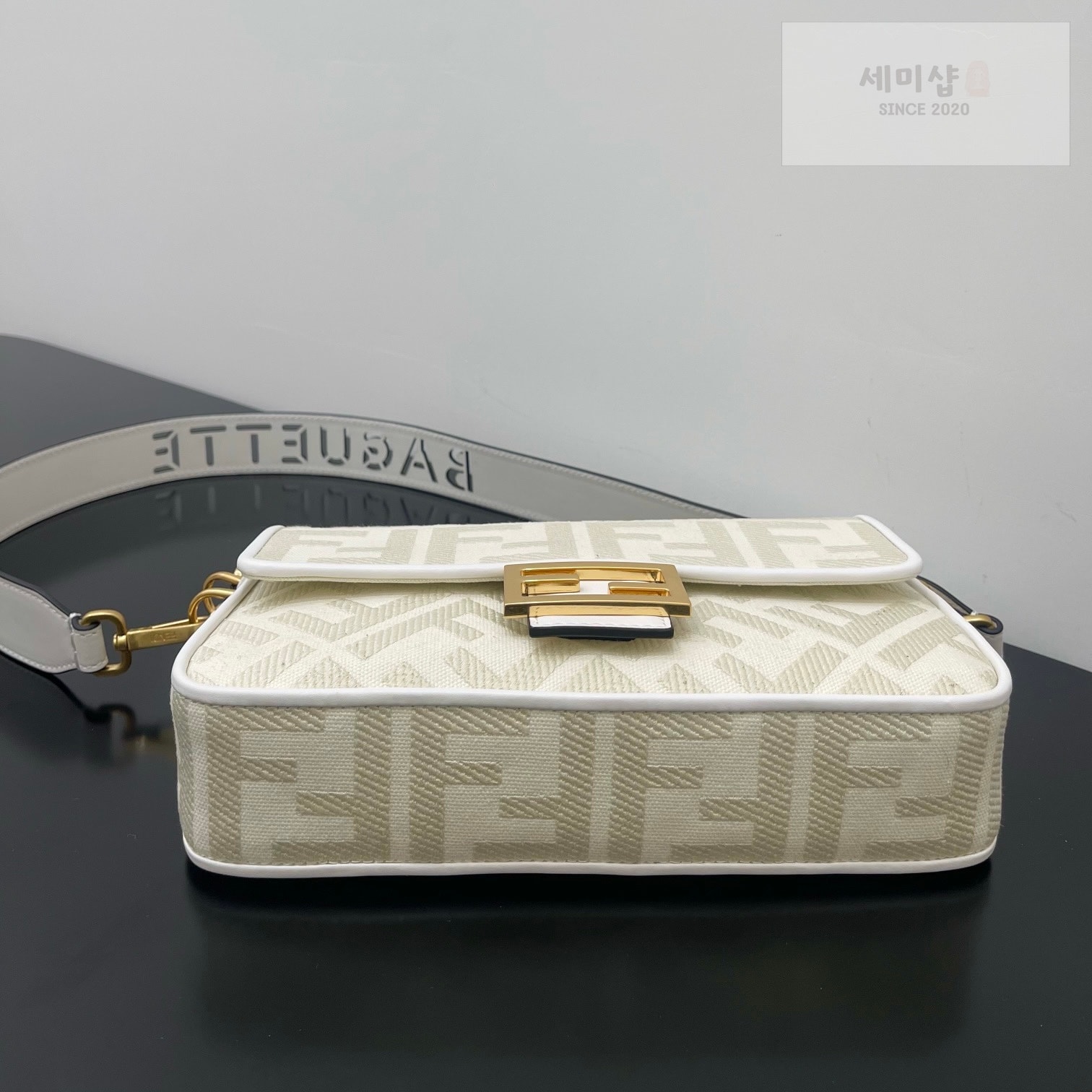 펜디 펜디 미디움 바게뜨 FF 3D 엠보스드 화이트 자카드 패브릭 Bag 4번 이미지