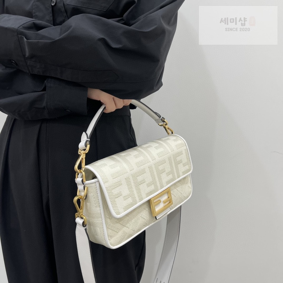 펜디 펜디 미디움 바게뜨 FF 3D 엠보스드 화이트 자카드 패브릭 Bag 8번 이미지