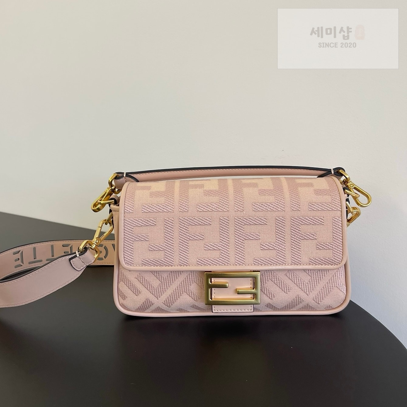 펜디 펜디 미디움 바게뜨 FF 3D 엠보스드 핑크 자카드 패브릭 Bag 1번 이미지