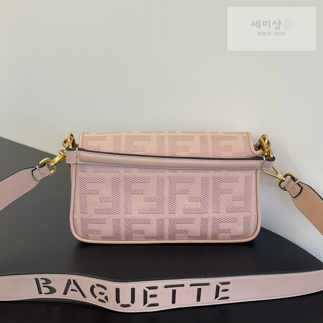 펜디 펜디 미디움 바게뜨 FF 3D 엠보스드 핑크 자카드 패브릭 Bag 2번 이미지