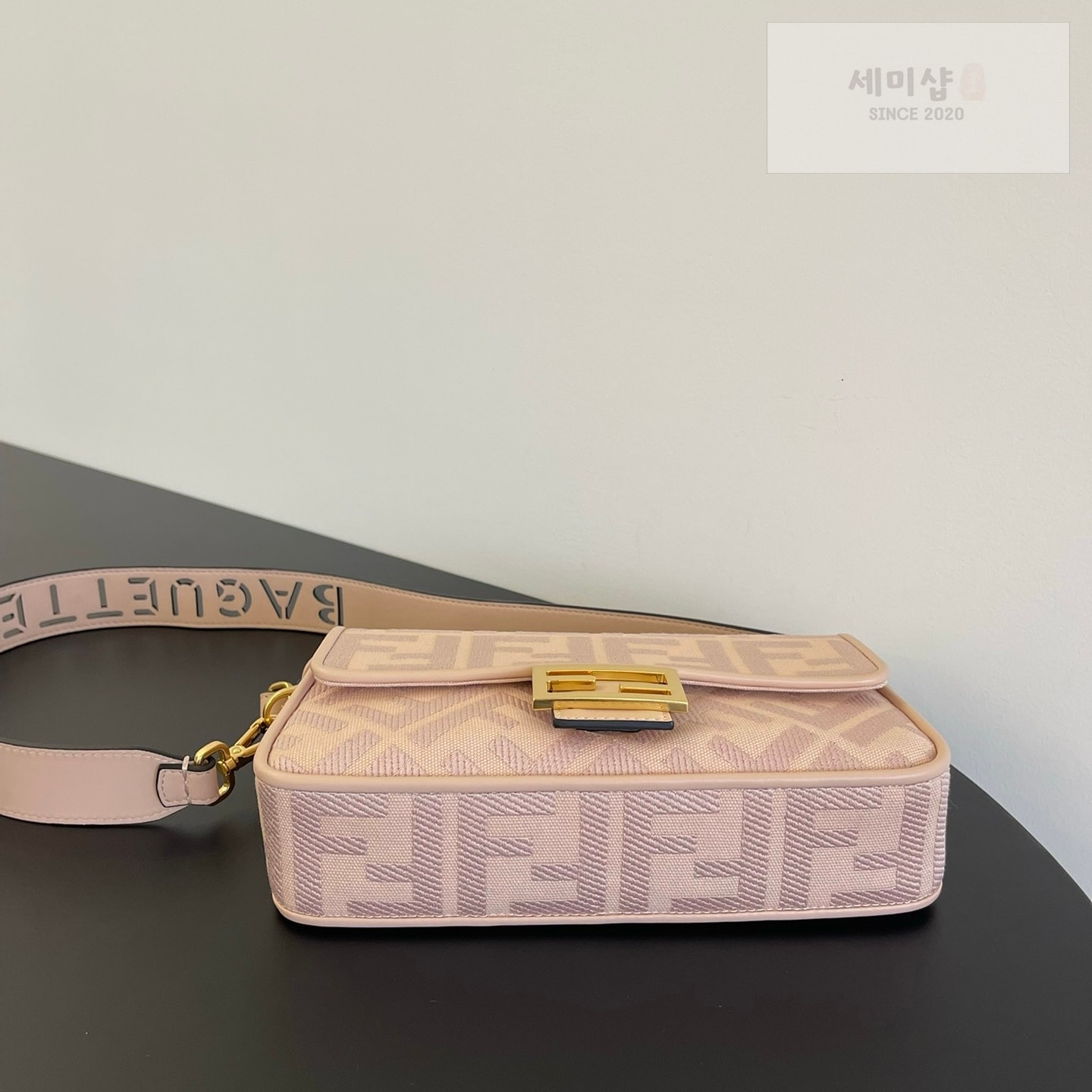 펜디 펜디 미디움 바게뜨 FF 3D 엠보스드 핑크 자카드 패브릭 Bag 4번 이미지