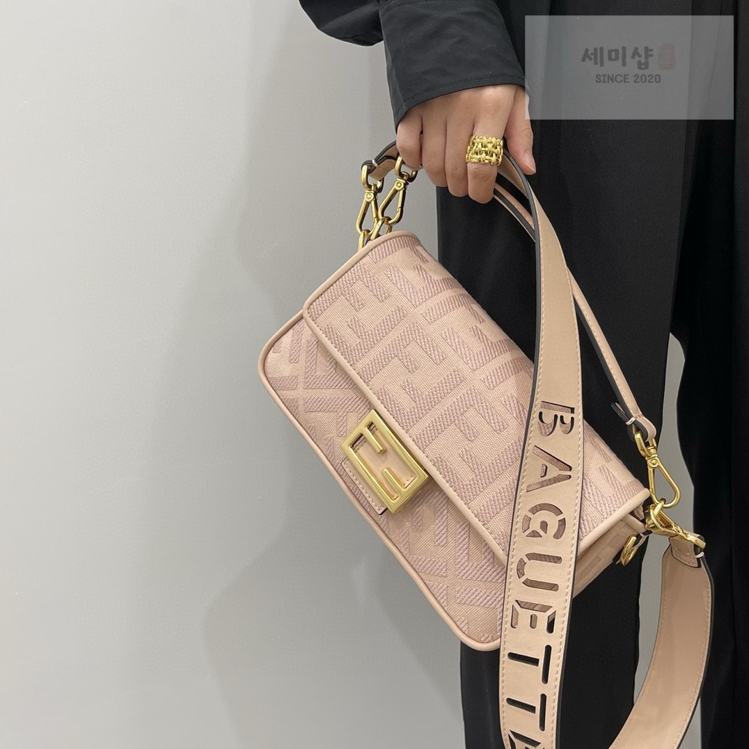 펜디 펜디 미디움 바게뜨 FF 3D 엠보스드 핑크 자카드 패브릭 Bag 8번 이미지