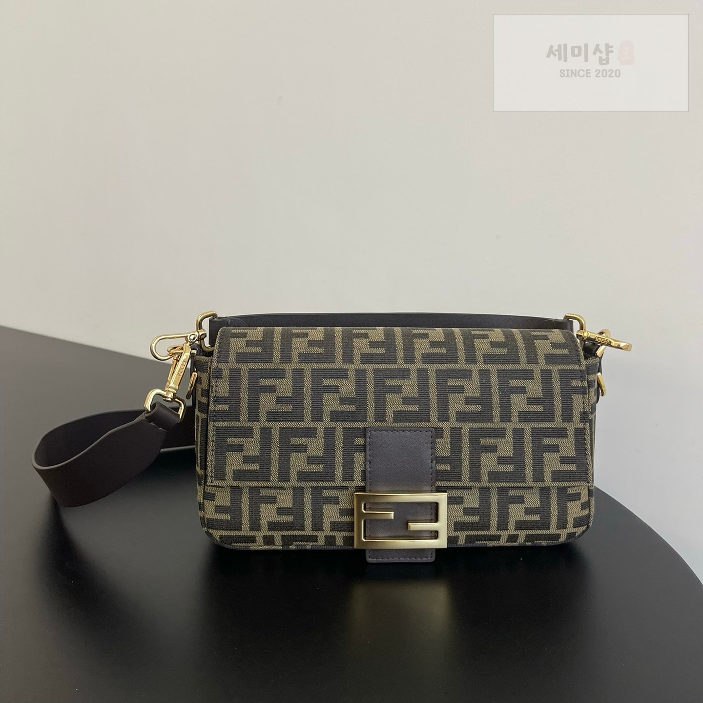 펜디 펜디 미디움 바게뜨 FF 3D 엠보스드 FF 자카드 캔버스 Bag 1번 이미지