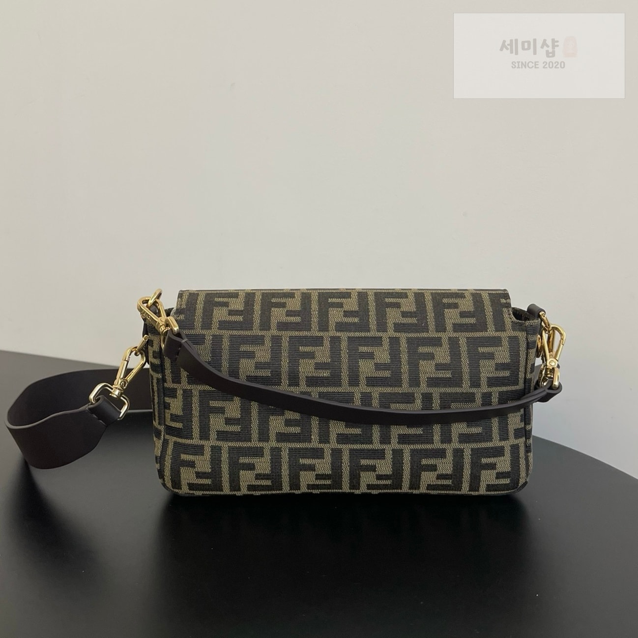 펜디 펜디 미디움 바게뜨 FF 3D 엠보스드 FF 자카드 캔버스 Bag 2번 이미지