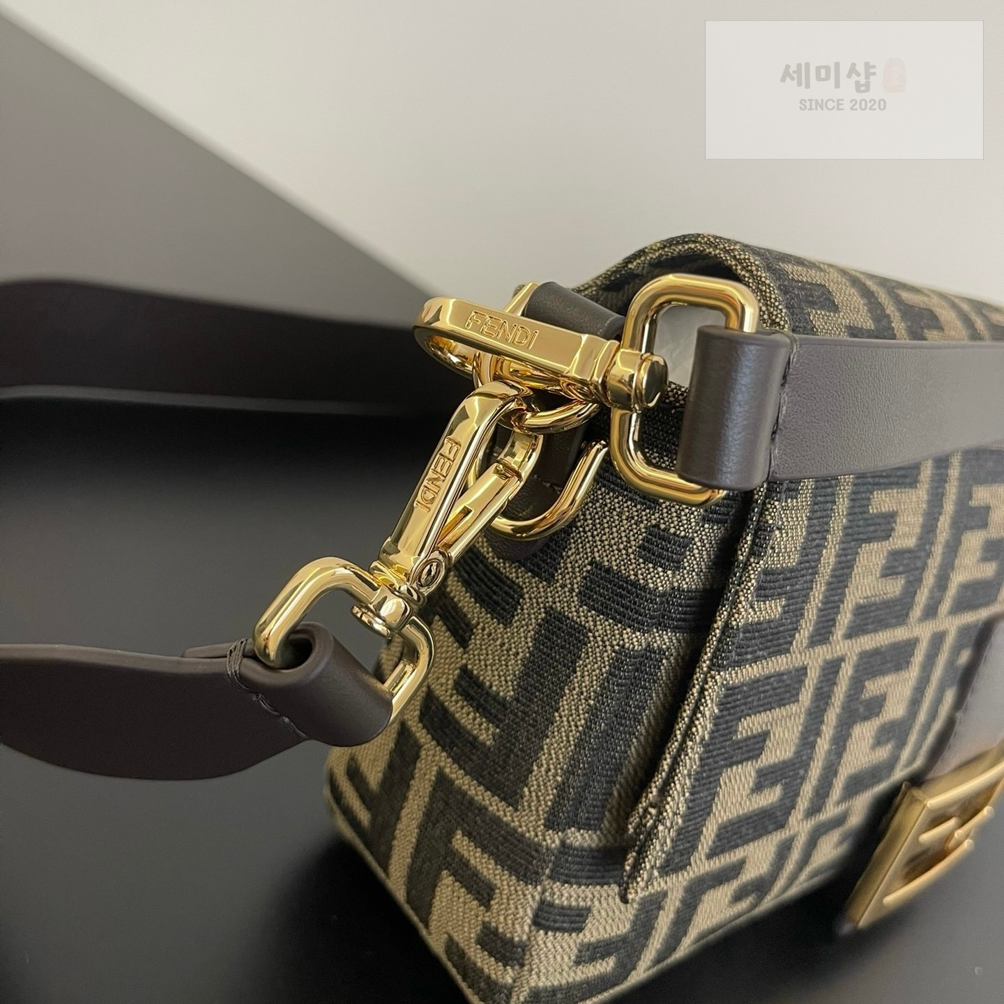 펜디 펜디 미디움 바게뜨 FF 3D 엠보스드 FF 자카드 캔버스 Bag 3번 이미지