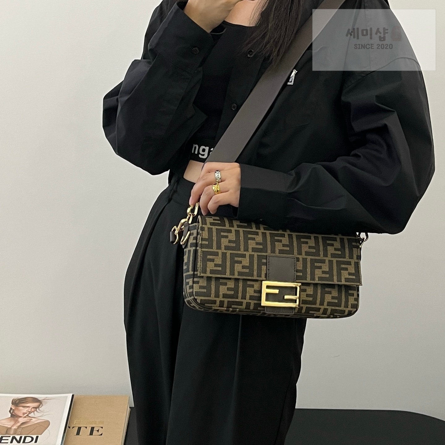 펜디 펜디 미디움 바게뜨 FF 3D 엠보스드 FF 자카드 캔버스 Bag 8번 이미지