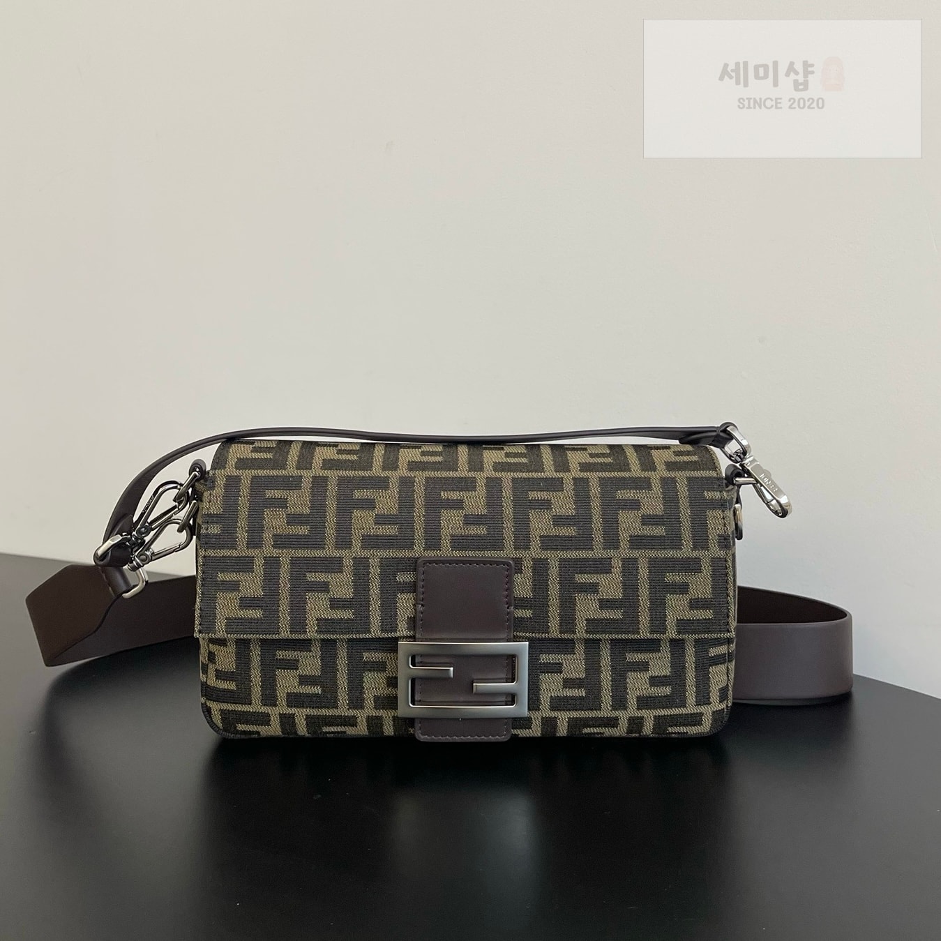 펜디 펜디 미디움 바게뜨 FF 3D 엠보스드 FF 자카드 캔버스 Bag 1번 이미지