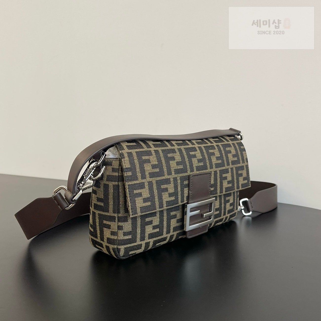 펜디 펜디 미디움 바게뜨 FF 3D 엠보스드 FF 자카드 캔버스 Bag 3번 이미지