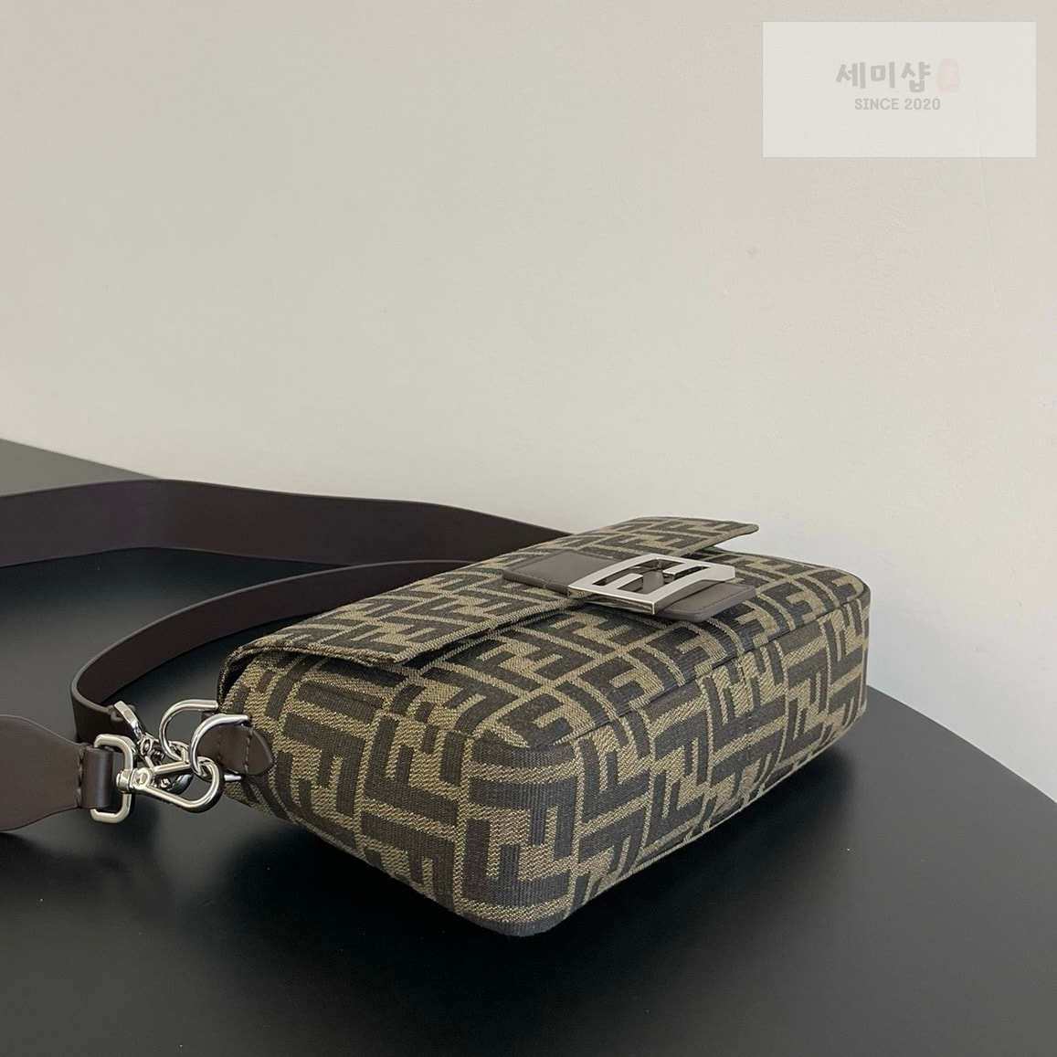 펜디 펜디 미디움 바게뜨 FF 3D 엠보스드 FF 자카드 캔버스 Bag 4번 이미지