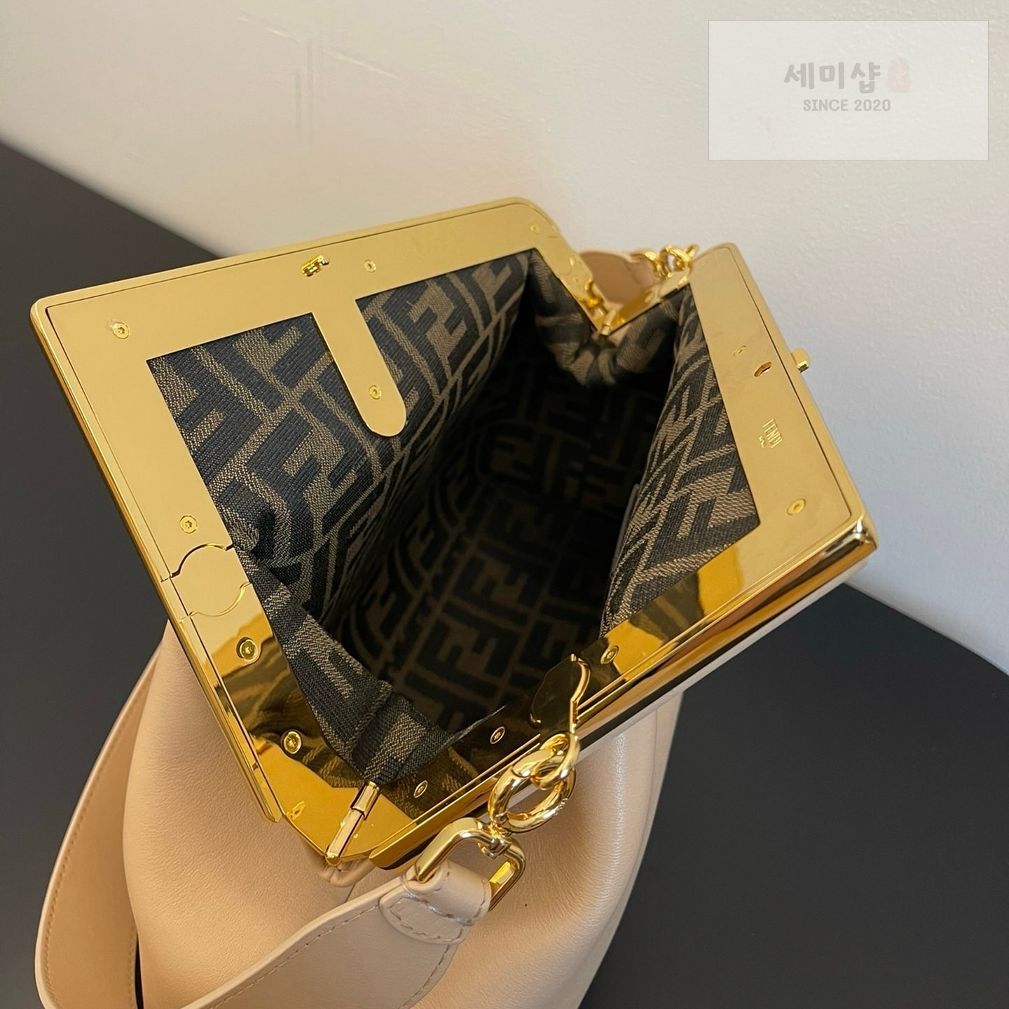 펜디 펜디 미디움 퍼스트백 라이트 베이지 Bag 6번 이미지