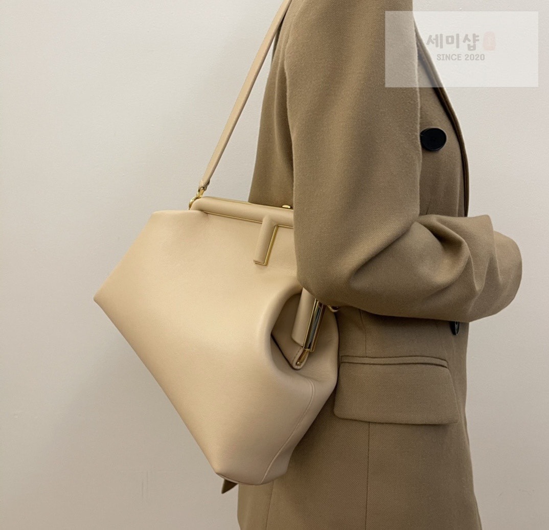 펜디 펜디 미디움 퍼스트백 라이트 베이지 Bag 8번 이미지