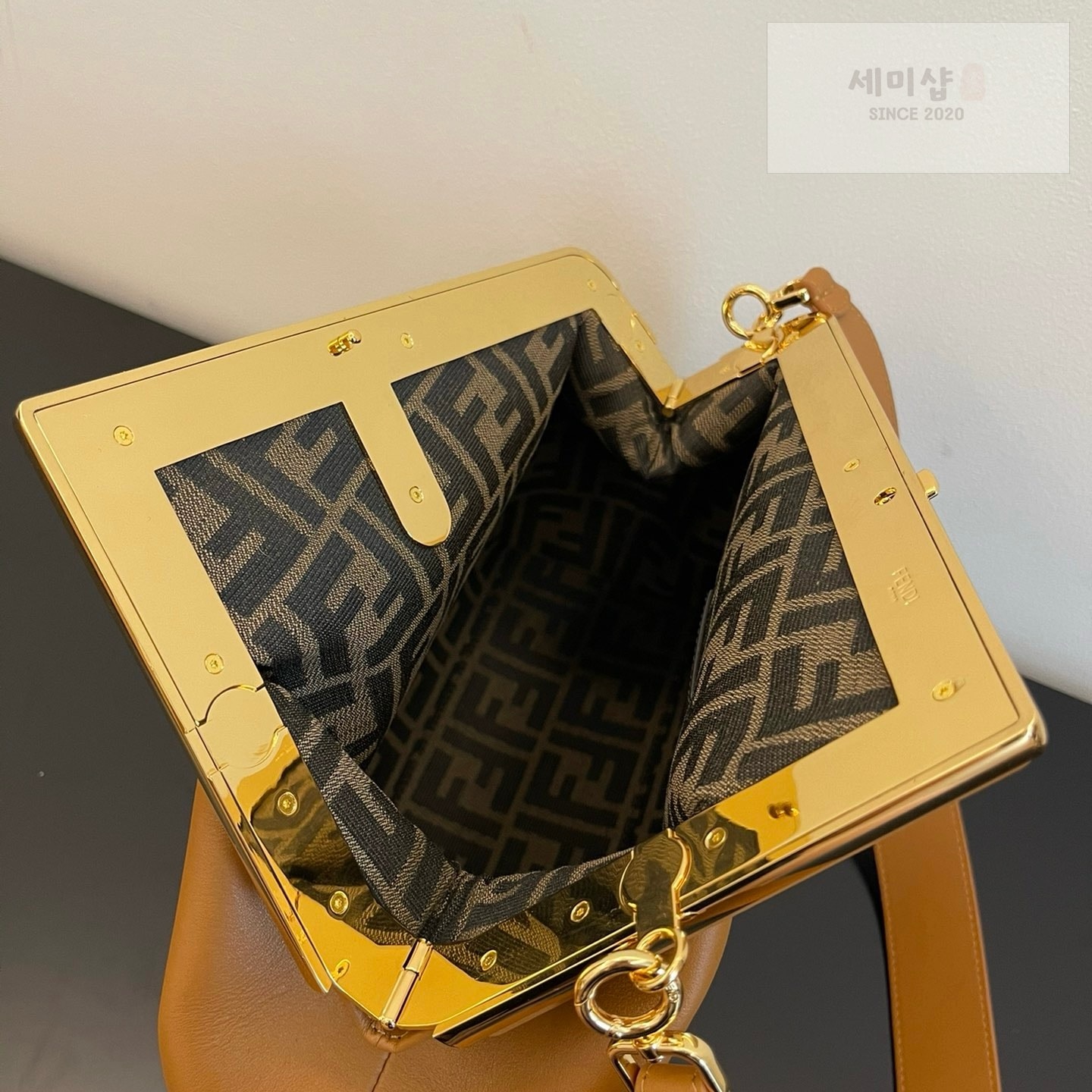 펜디 펜디 미디움 퍼스트백 탄(브라운) Bag 6번 이미지