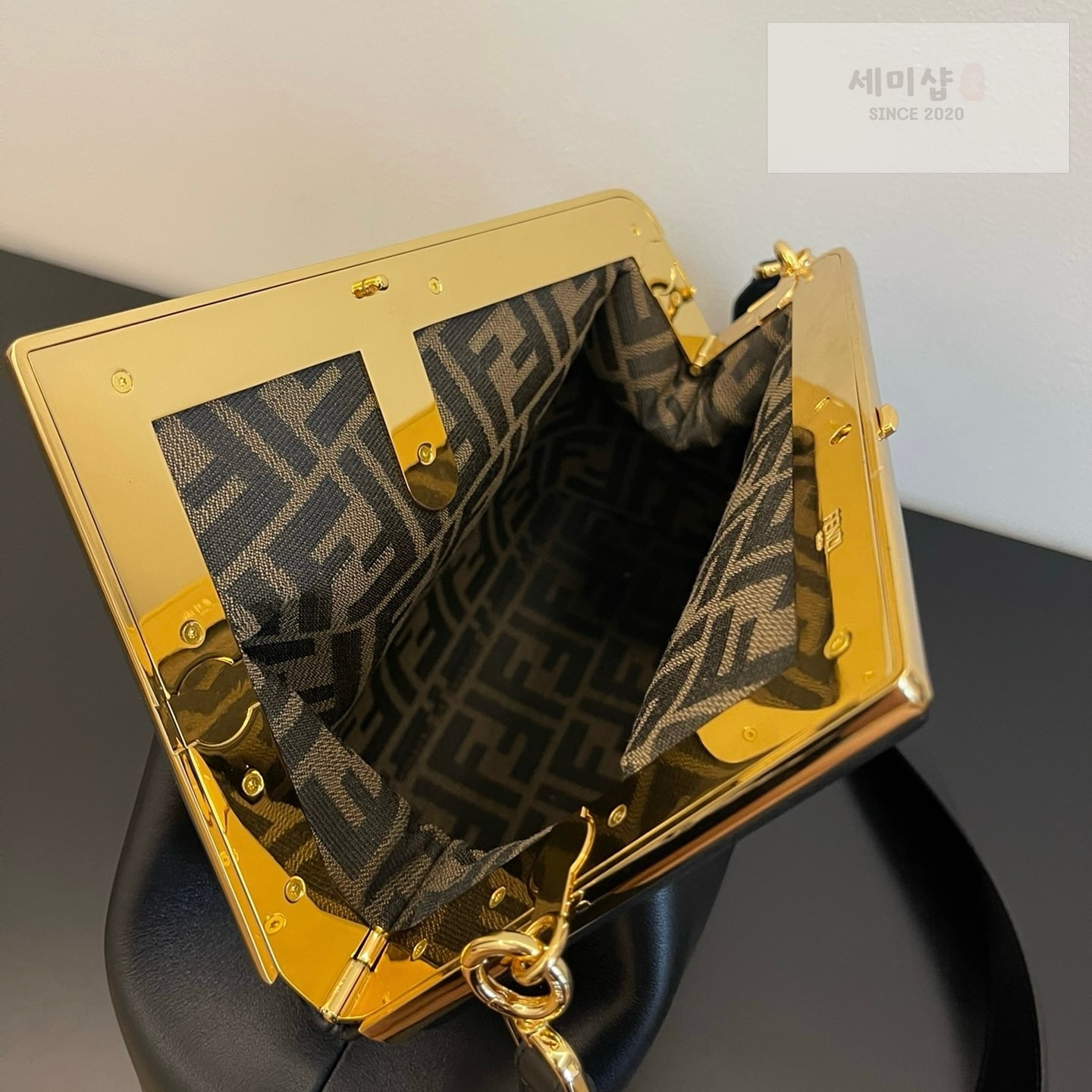 펜디 펜디 미디움 퍼스트백 블랙 Bag 6번 이미지