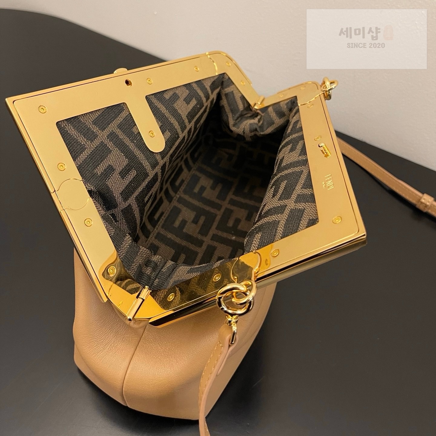 펜디 펜디 스몰 퍼스트백 웜 베이지 Bag 6번 이미지