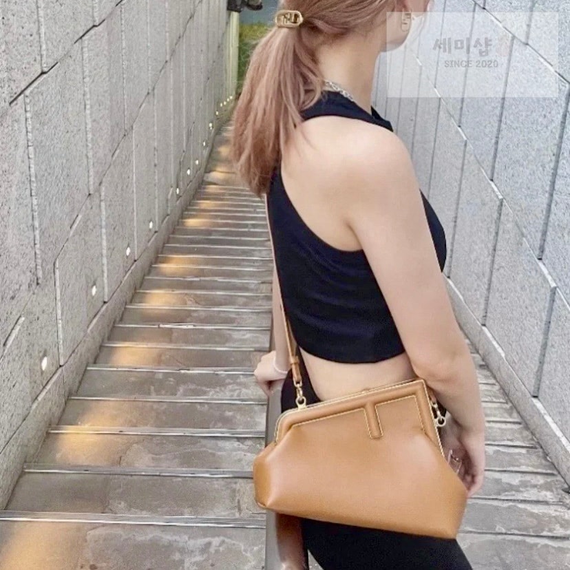 펜디 펜디 스몰 퍼스트백 웜 베이지 Bag 8번 이미지
