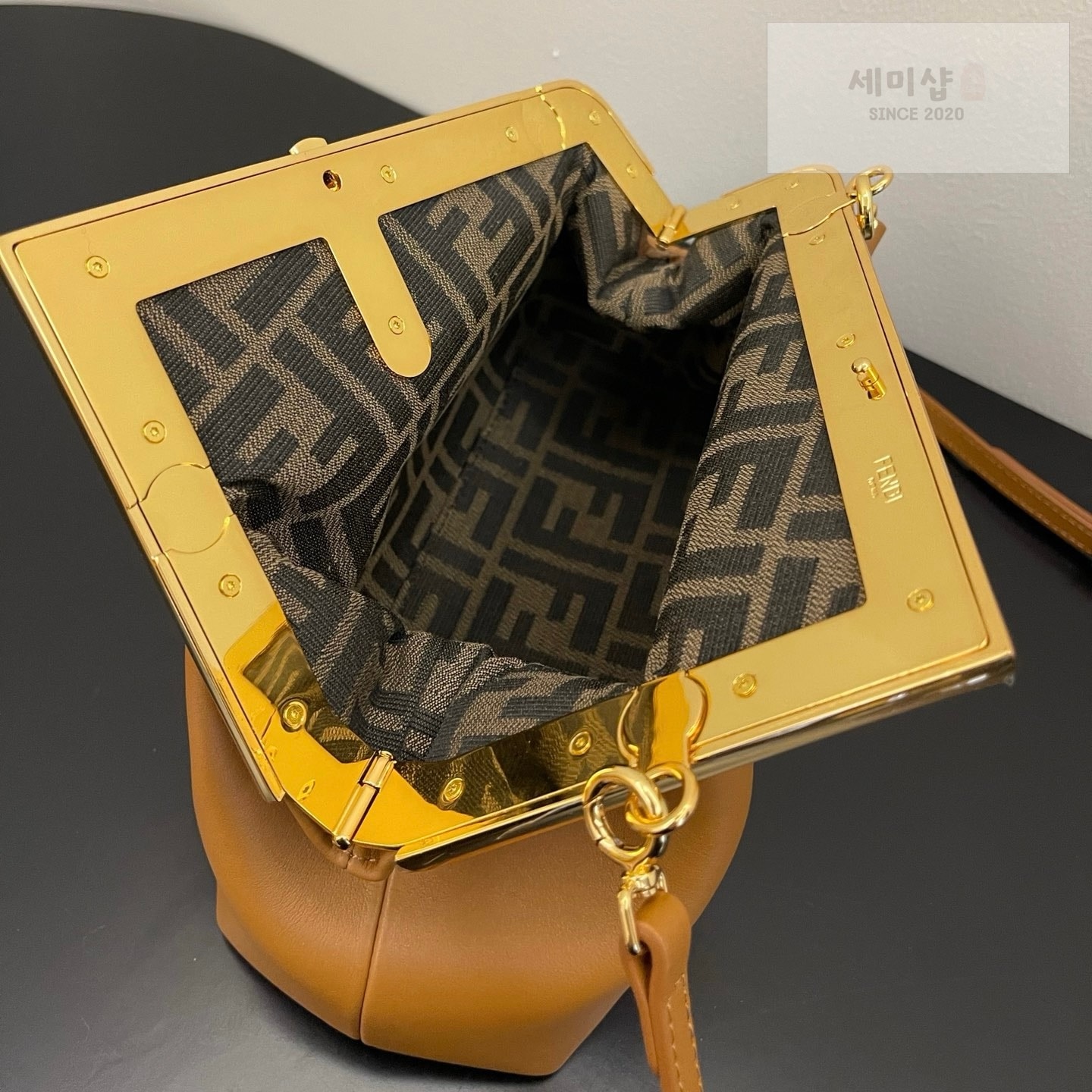 펜디 펜디 스몰 퍼스트백 탄(브라운) Bag 6번 이미지