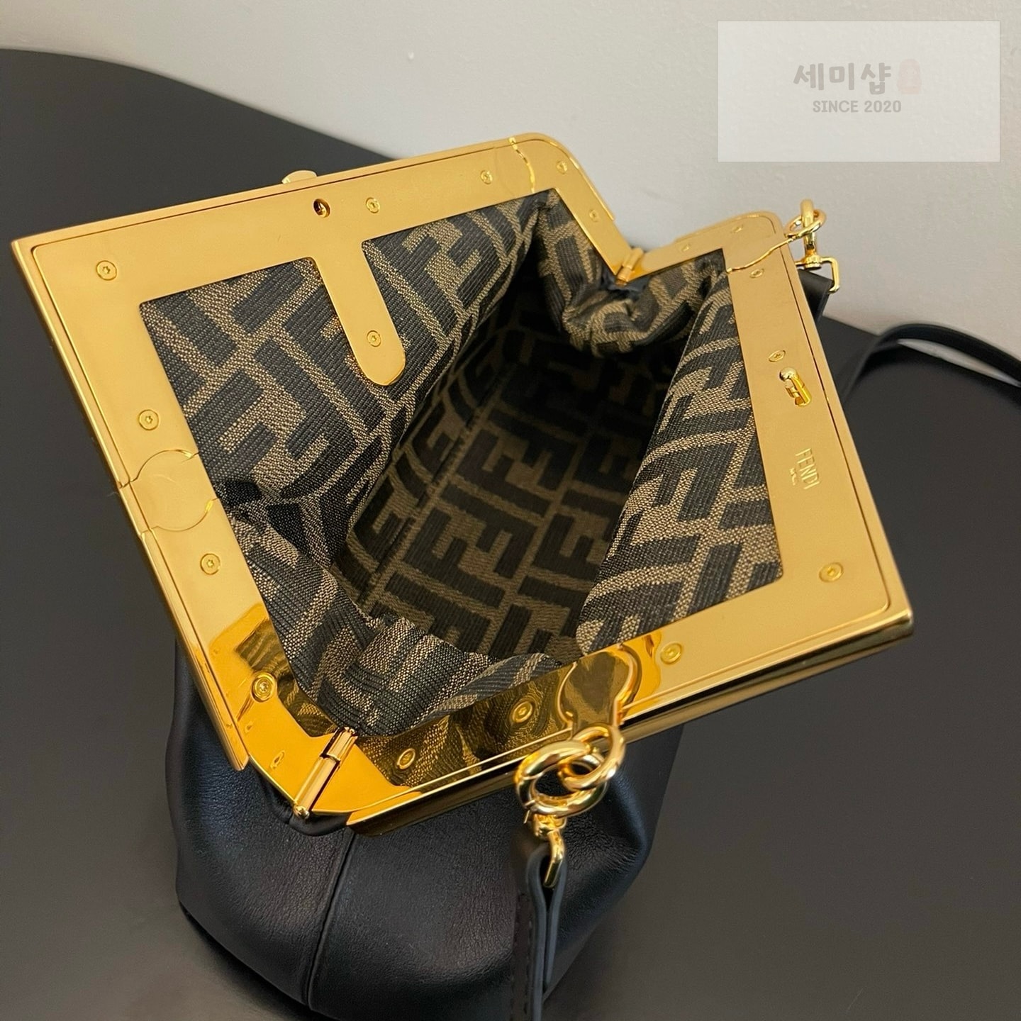 펜디 펜디 스몰 퍼스트백 블랙 Bag 6번 이미지