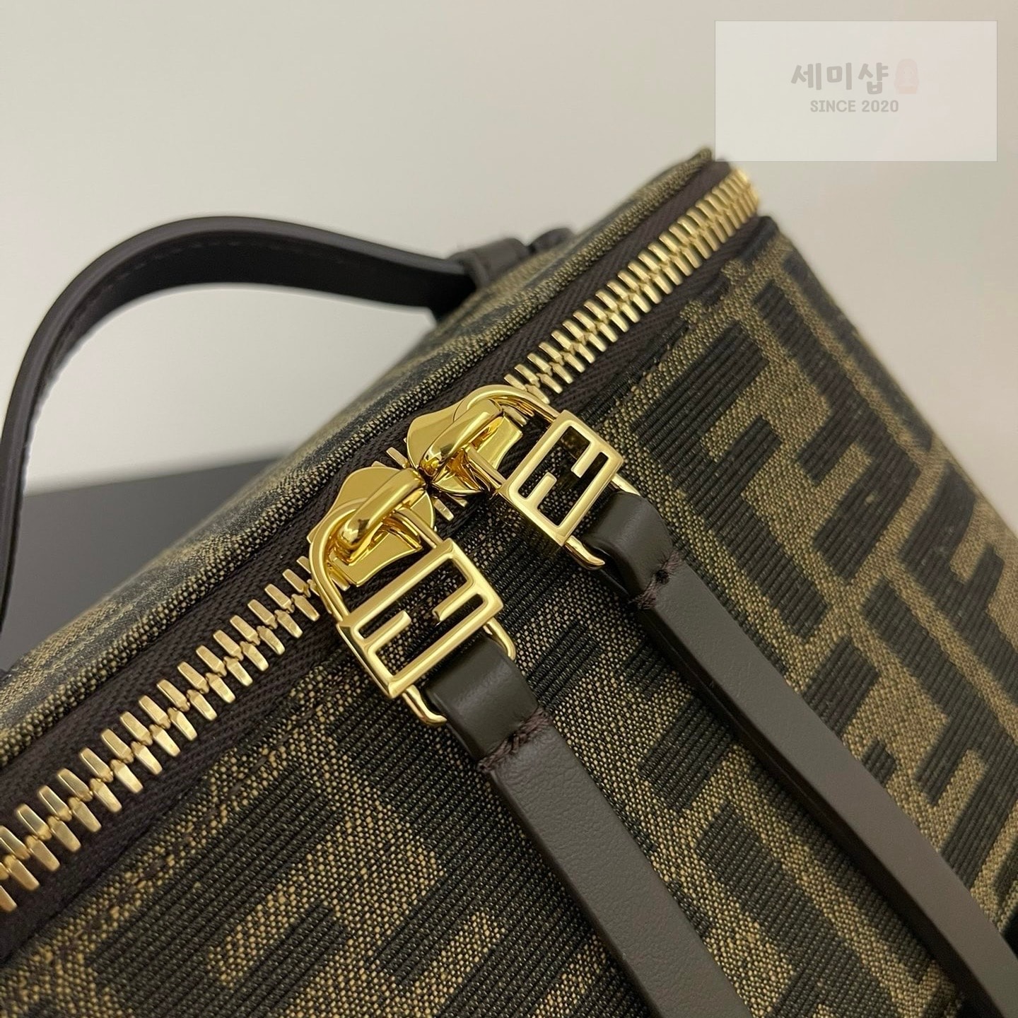 펜디 펜디 스몰 FF 베니티 케이스 FF 모노그램 Bag 5번 이미지
