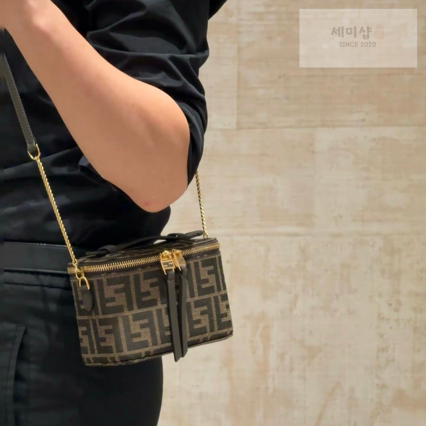 펜디 펜디 스몰 FF 베니티 케이스 FF 모노그램 Bag 8번 이미지