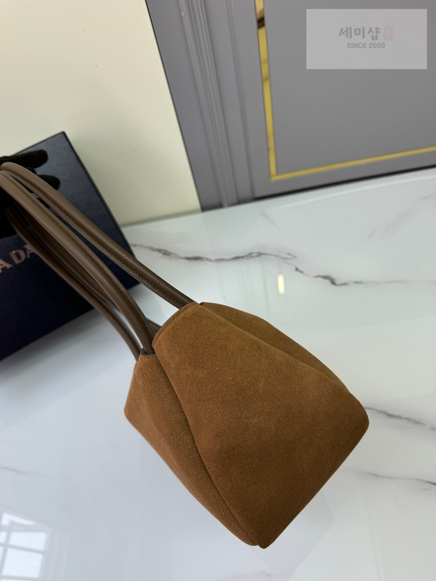 프라다 프라다 미디움 스웨이드 탑 핸들 Bag 3번 이미지