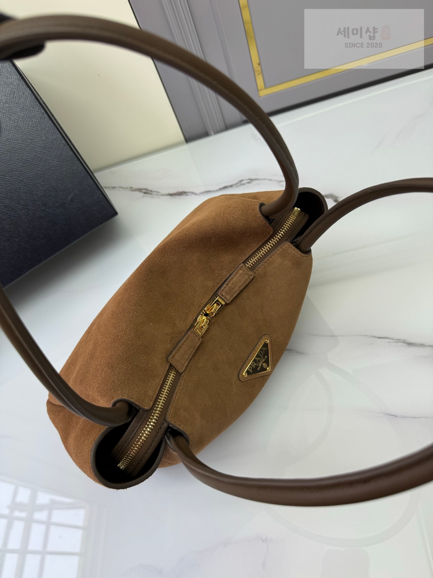프라다 프라다 미디움 스웨이드 탑 핸들 Bag 6번 이미지