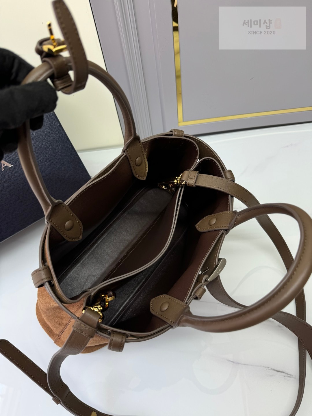 프라다 프라다 미디움 스웨이드 탑 핸들 숄더백 스웨이드 Bag 6번 이미지