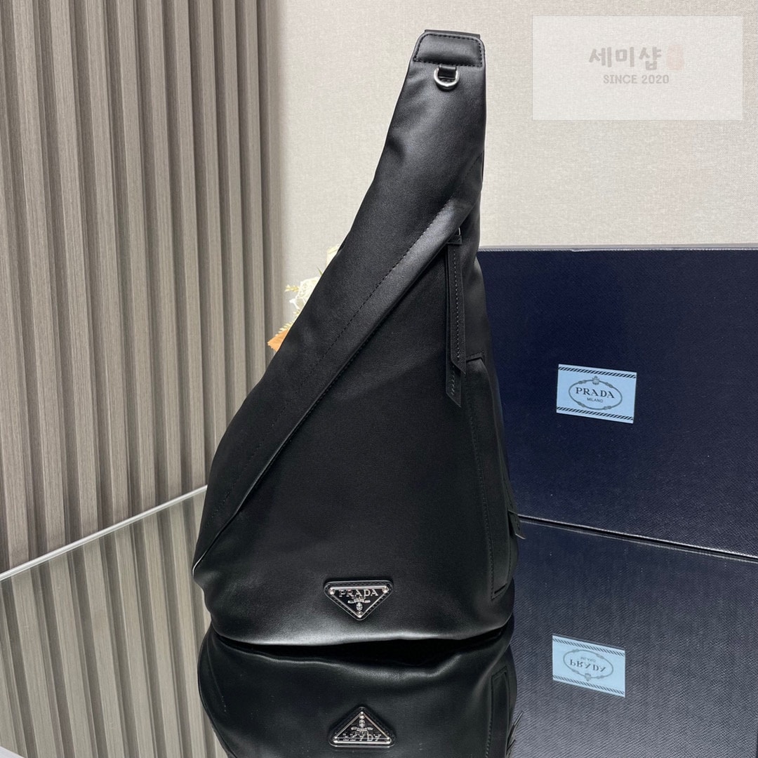 P R A D A 프라다 삼각로고 크로스 가죽 슬링 백 26.5*37.5*10CM 레플리카 5번 이미지 - Bag | 세미샵 레플리카 사이트