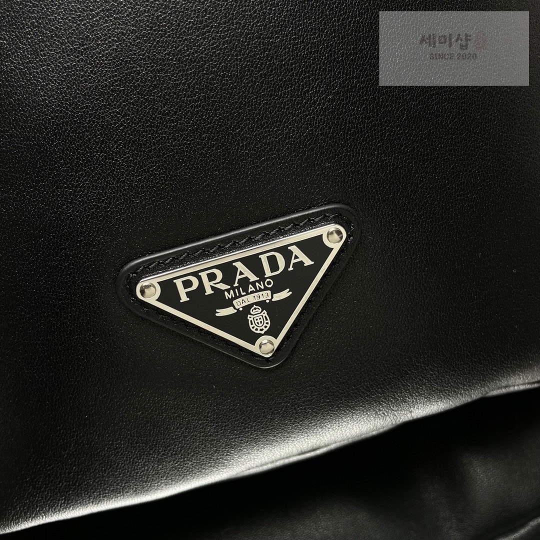 P R A D A 프라다 삼각로고 크로스 가죽 슬링 백 26.5*37.5*10CM 레플리카 4번 이미지 - Bag | 세미샵 레플리카 사이트