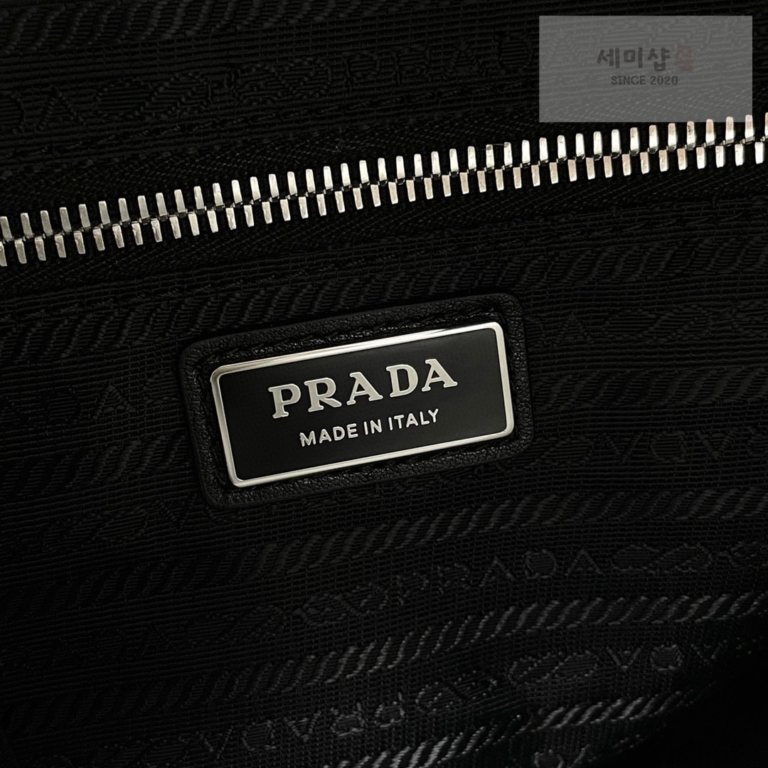 P R A D A 프라다 삼각로고 크로스 가죽 슬링 백 26.5*37.5*10CM 레플리카 7번 이미지 - Bag | 세미샵 레플리카 사이트