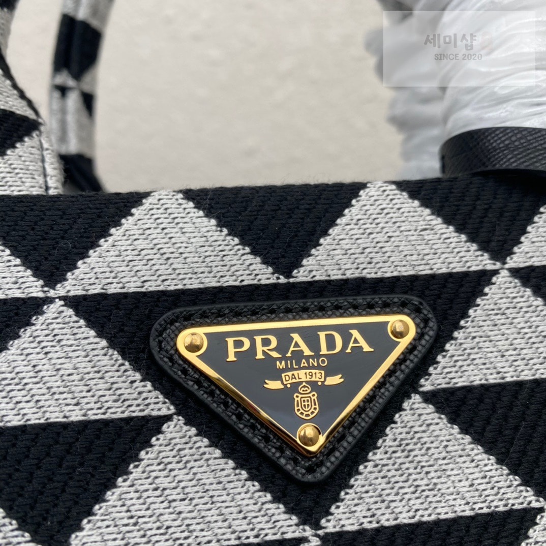 P R A D A 프라다 스몰 심볼 자수 패브릭 핸드백 28*22*9CM Bag 5번 이미지