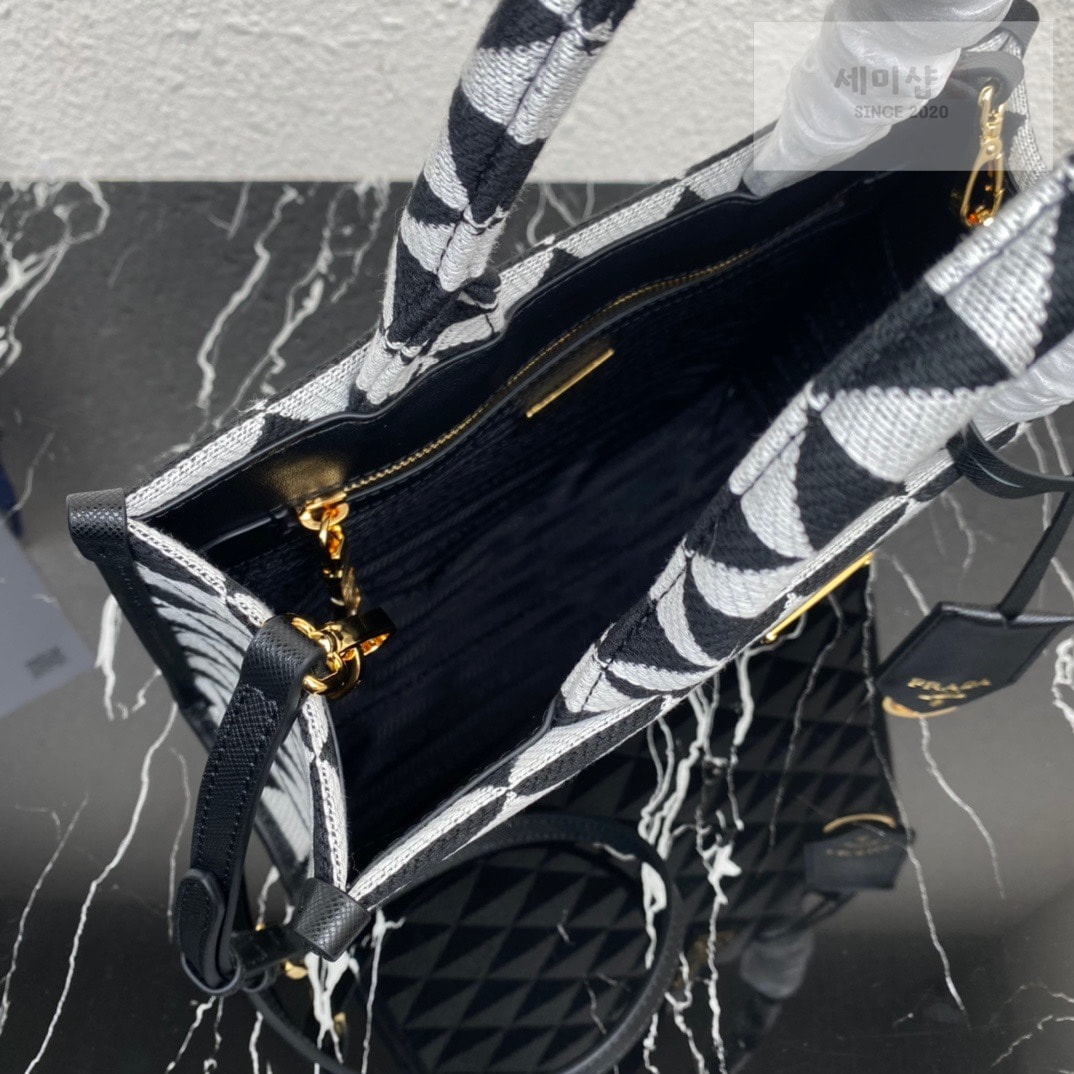 P R A D A 프라다 스몰 심볼 자수 패브릭 핸드백 28*22*9CM Bag 3번 이미지