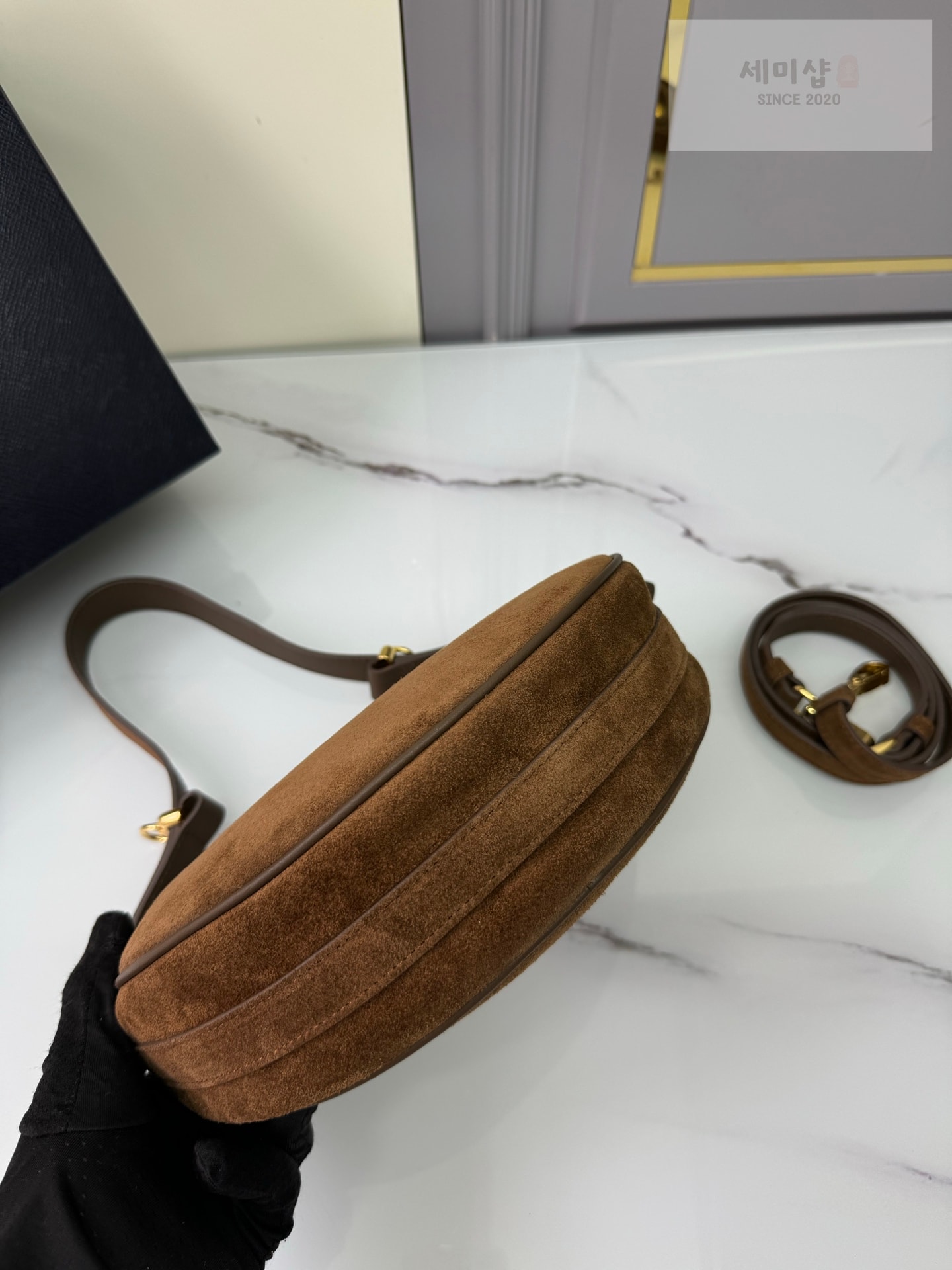 프라다 프라다 알퀘 하프문 스웨이드 호보백 다크 브라운 스웨이드 Bag 4번 이미지