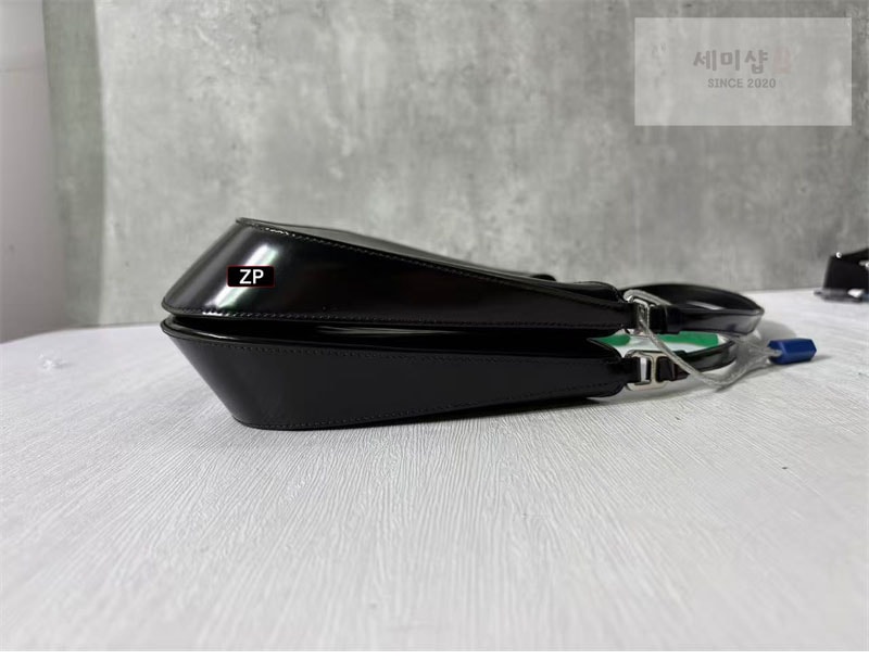 프라다 프라다 클레오 브러시드 레더 숄더백 레플리카 8번 이미지 - Bag | 세미샵 레플리카 사이트
