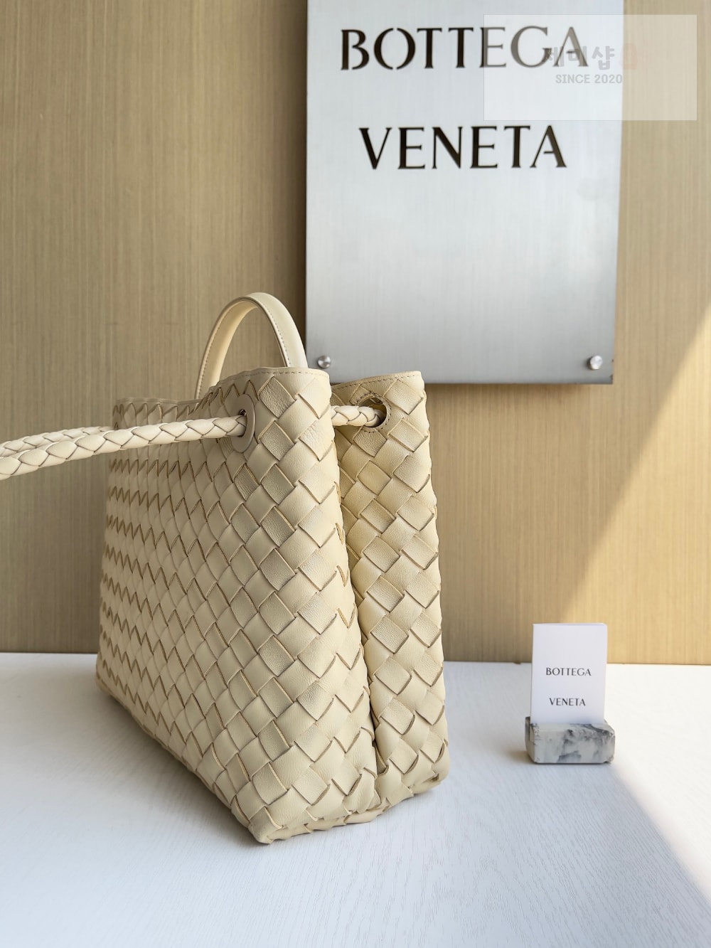 Bottega Veneta Bottega Veneta Andiamo Medium Bag 3번 이미지