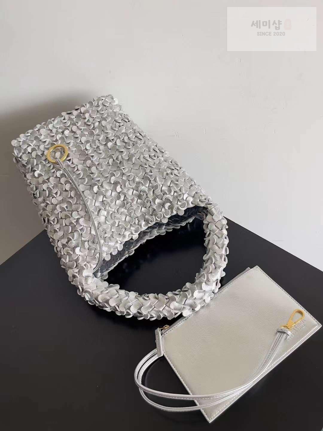 Bottega Veneta Bottega Veneta Cabat Bucket Sequins Bag 10번 이미지